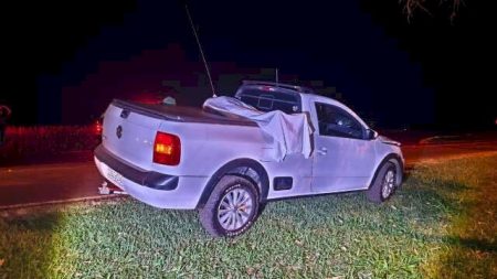 Homem morre atropelado e corpo vai parar na carroceria de Saveiro