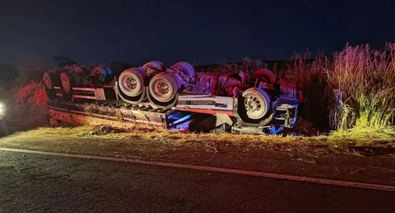 Motorista morre após caminhão tombar na rodovia BR-267, em Bataguassu