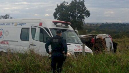 Mãe e filho morrem após carro capotar na MS-080