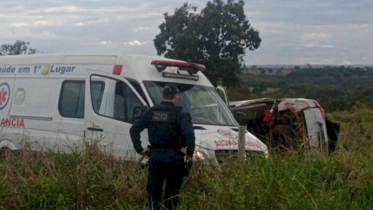 Mãe e filho morrem após carro capotar na MS-080