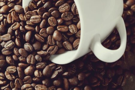 Café fecha semana em alta com recuperação técnica após forte queda, e mercado segue atento à oferta global