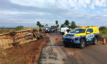 Mulher morre e marido fica gravemente ferido em acidente entre carro e caminhão na MS-295.