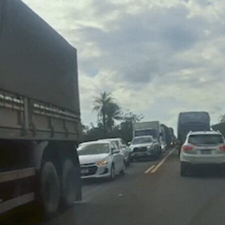 Engavetamento com 5 veículos deixa 8 feridos e causa congestionamento na BR-163