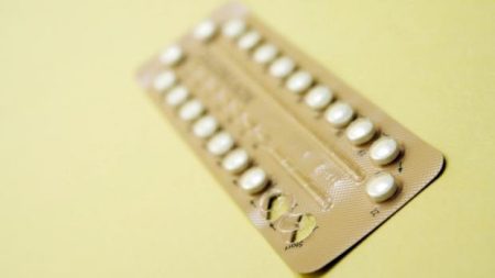 Estudo associa certos contraceptivos a maior risco de tumor cerebral; entenda a relação sem pânico