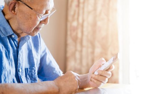 Celular pode aumentar risco de depressão depois dos 60, mas depende de como é usado