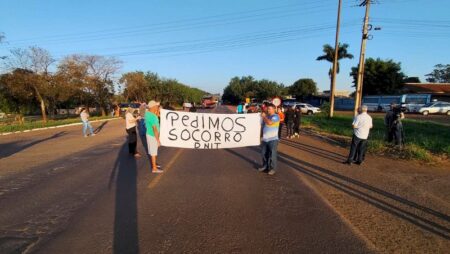 Moradores de Dourados protestam pedindo duplicação da BR-463 e passarela para ciclista e pedestres
