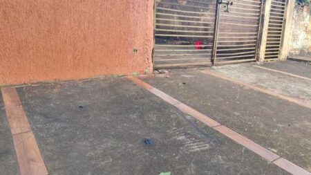 Homem é golpeado na cabeça pelo atual marido da ex e morre na calçada