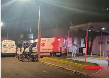 Ambulâncias de vários municípios formam fila no Hospital Evangélico com pacientes cardíacos em Dourados