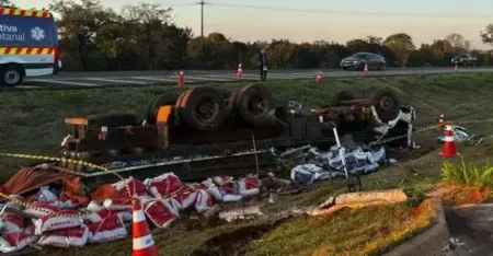 Motorista de 72 anos morre após caminhão carregado com sal mineral capotar na BR-163 em Campo Grande