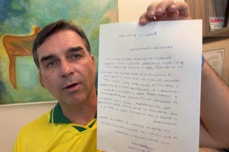 Moraes vai ouvir Gonet sobre carta de Jair Bolsonaro lida em live de Flávio