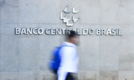Juros cobrados das famílias chegam a 64% ao ano e permanecem em patamar elevado, aponta BC.