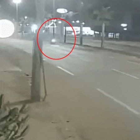 Jovem morre ao perder controle de moto e bater em poste durante fuga da polícia