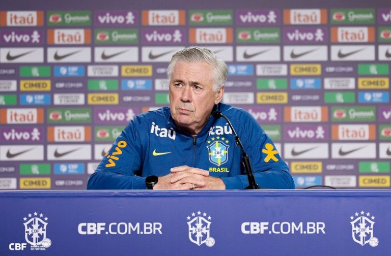 Ancelotti ganha mais que o dobro da soma dos salários dos técnicos finalistas da Copa