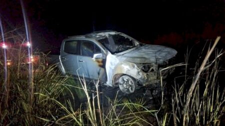 S10 pega fogo após apresentar fumaça na MS-276, em Nova Andradina