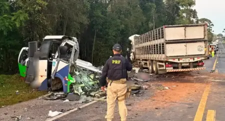 Acidente entre micro-ônibus e carreta deixa 23 mortos e cinco feridos no Paraná