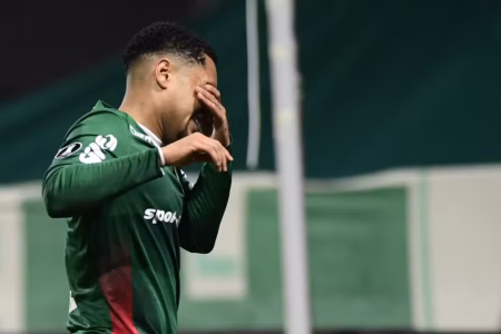 Palmeiras quebra bloqueio com um a menos, mas falha no fim e precisará decidir no Paraguai