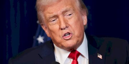 Trump assina decretos e restringe cidadania por nascimento