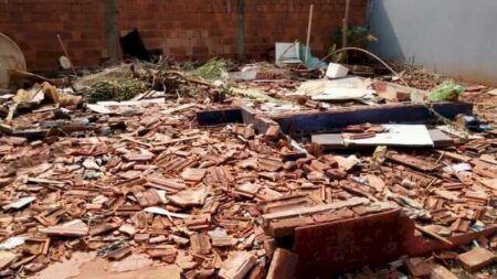 Casa de mulher desaparecida há 3 meses é demolida com móveis dentro