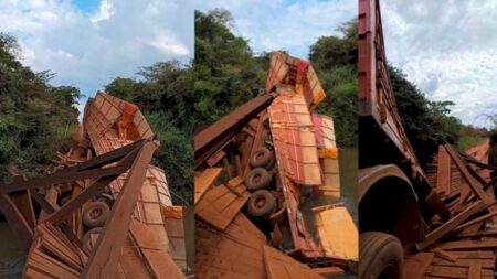 Carreta carregada de milho tomba após ponte de madeira ceder em MS