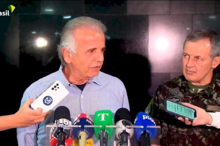 Ministro da Defesa de Lula admite que Brasil não resistiria aos EUA: “Abro o portão’