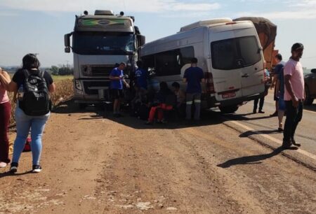 Colisão entre van e caminhão parado deixa feridos em Dourados