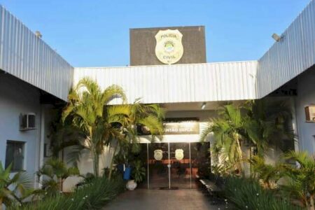 Homem invade casa pela janela e abusa de mulher dentro do quarto
