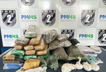 Polícia fecha ponto de tráfico e apreende duas malas de drogas
