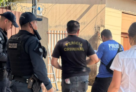 Mãe encontra filha morta em casa e polícia suspeita de feminicídio