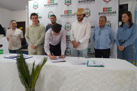Prefeitura de Batayporã empossa 53 servidores aprovados em concurso público.