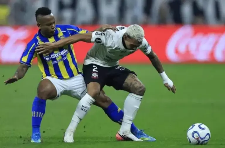Com um a menos, Corinthians vence Rosario e avança às quartas da Libertadores