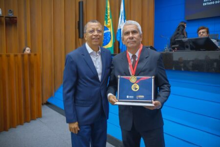 Hashioka presta homenagem a advogado com Medalha do Mérito Advocatício na Alems
