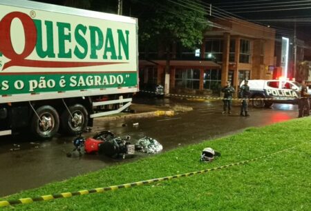 Jovem morre após colidir na traseira de caminhão estacionado