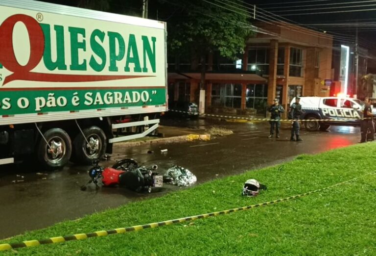Jovem morre após colidir na traseira de caminhão estacionado