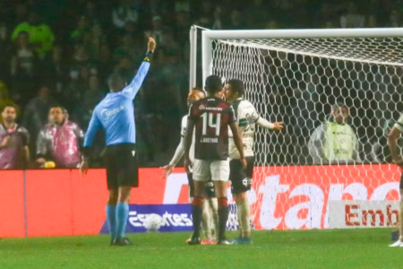 Coritiba arranca empate épico com Athletico em jogaço com dilúvio e brigas