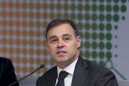 André Mendonça afasta diretor da PF usando precedentes de Moraes