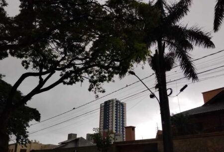 Em meio a alertas de tempestade, céu escurece e ‘dia vira noite’ em Dourados