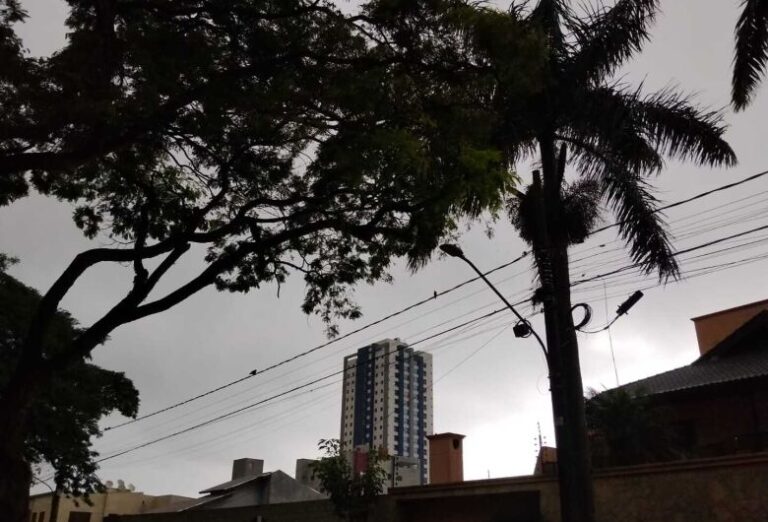 Em meio a alertas de tempestade, céu escurece e ‘dia vira noite’ em Dourados