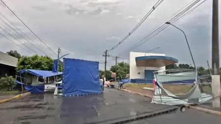 Ventos acima de 60 km/h levam barracas de feira para o meio da rua em Camapuã