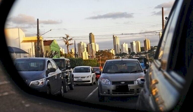 Detran prorroga prazo para licenciamento de veículos com placas final 7 e 8