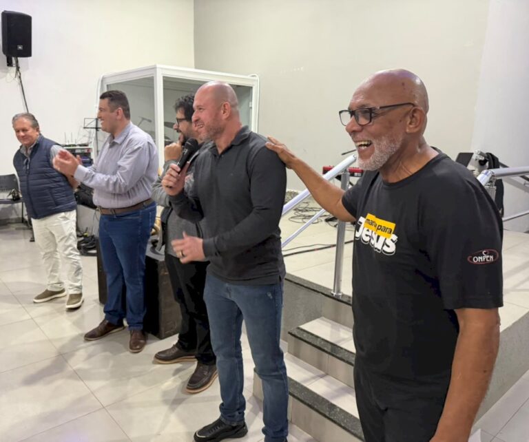 Soraya Moraes emociona público em Batayporã durante evento da Marcha para Jesus