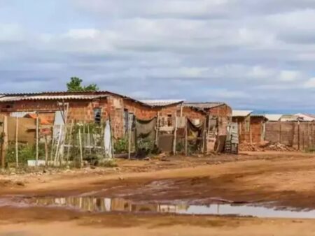 Encapuzados passam de moto e atiram 6 vezes contra homem