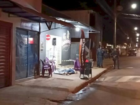 Dupla chega de carro e mata homem a tiros em conveniência de Sidrolândia