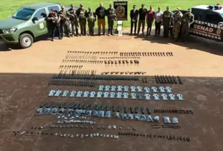 Arsenal de fuzis apreendido na fronteira serviria Comando Vermelho