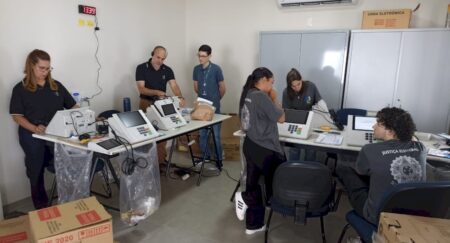 Cartório Eleitoral insere mídias e lacra urnas que serão utilizadas em Nova Andradina, Batayporã e Taquarussu
