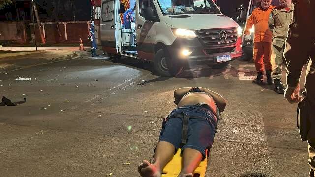 Motorista embriagado atropela casal após briga em espetaria