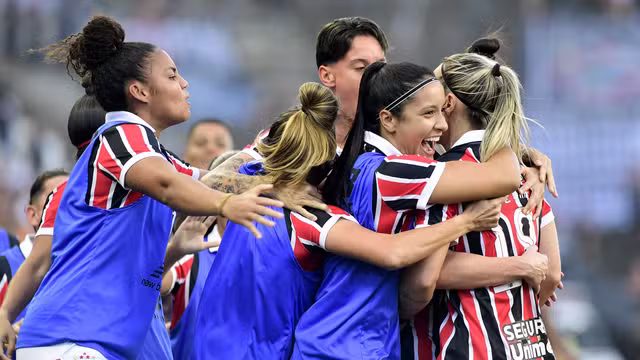 São Paulo vence o Corinthians de virada e larga na frente na final do Brasileirão Feminino