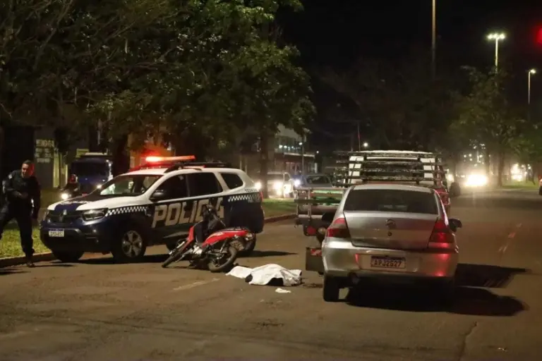 Motociclista morre após ser prensada entre carro e caminhão em Campo Grande.