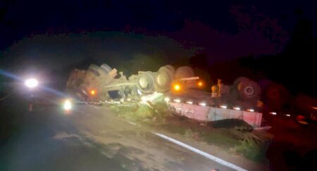 Carreta carregada com soja tomba perto do trevo da MS-480, em Batayporã
