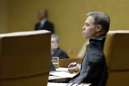 Mendonça levanta sigilo de quase 40 processos no STF.