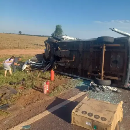 Acidente com van da saúde deixa 3 mortos e 5 feridos na BR-163